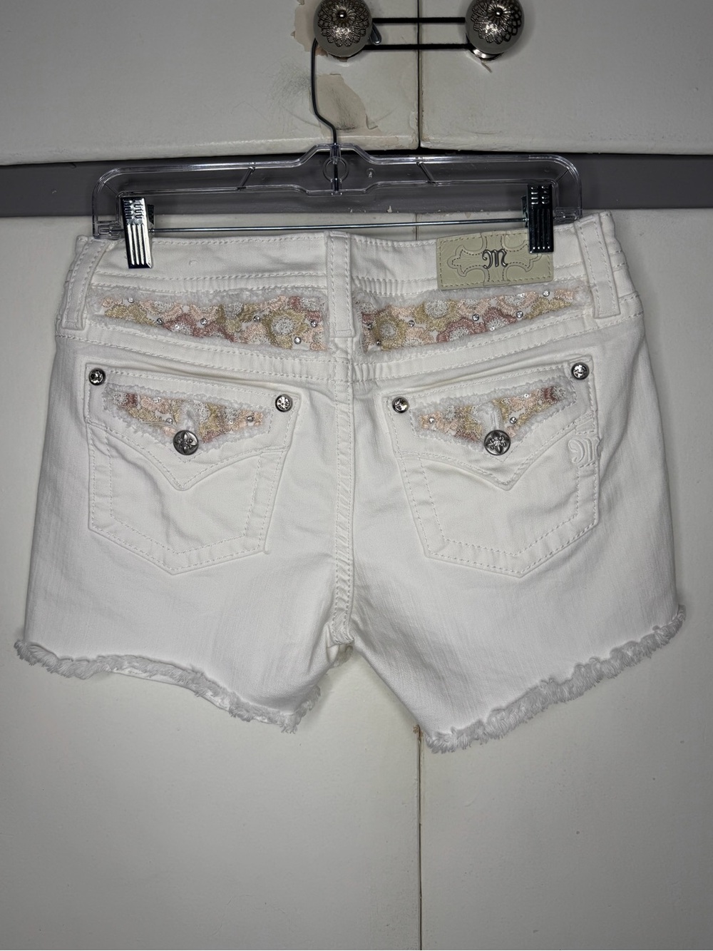 Miss Me Wonen Blossoming Bouquet White Mid Rise Shorts Size 30 Floral embroidery